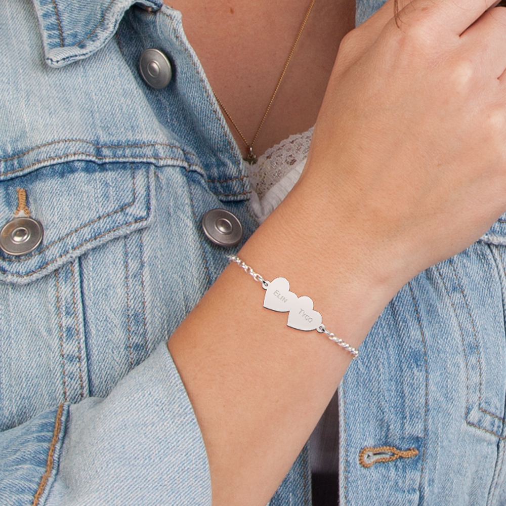 Armband van zilver met twee hartjes