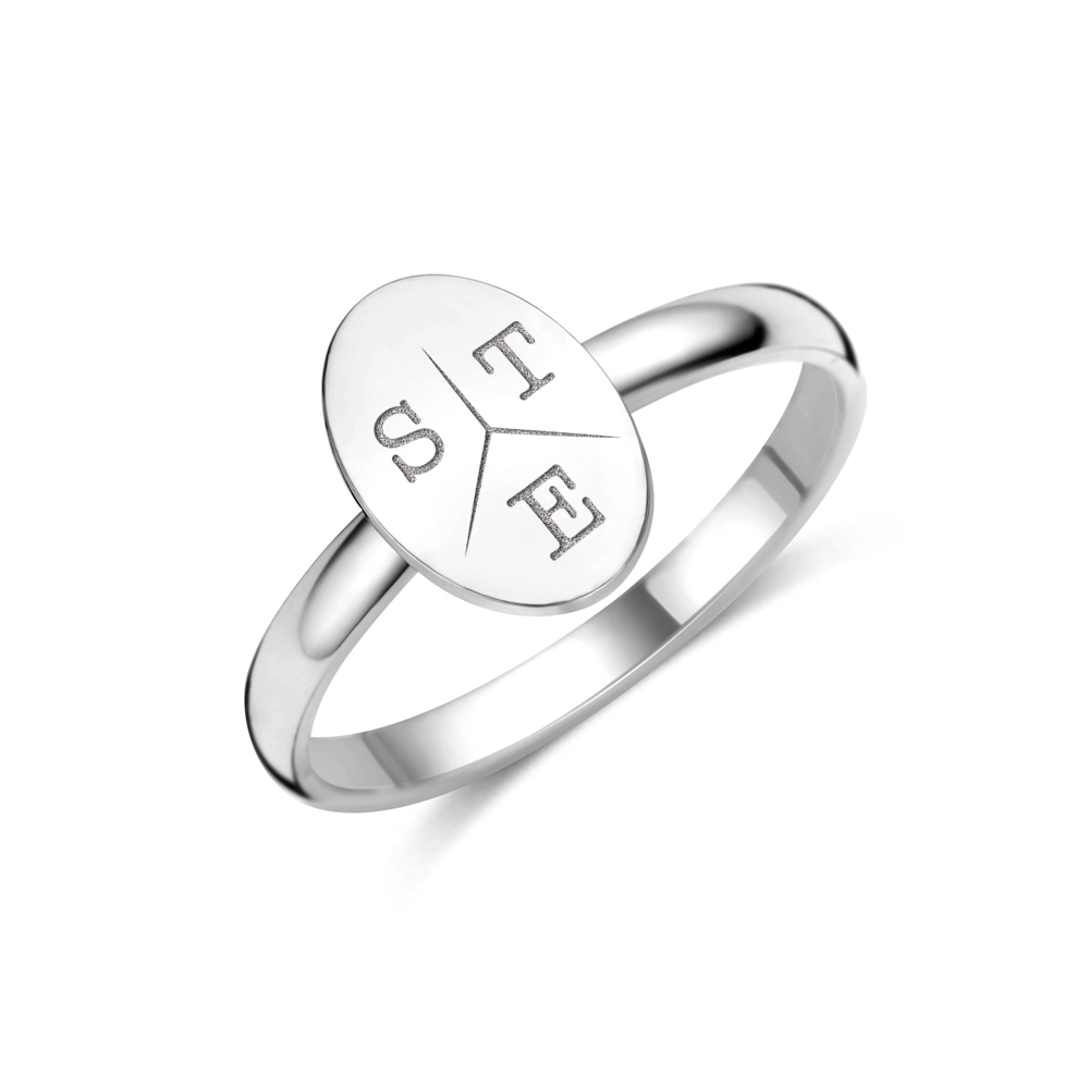 Zilveren ring met ovaal en initialen