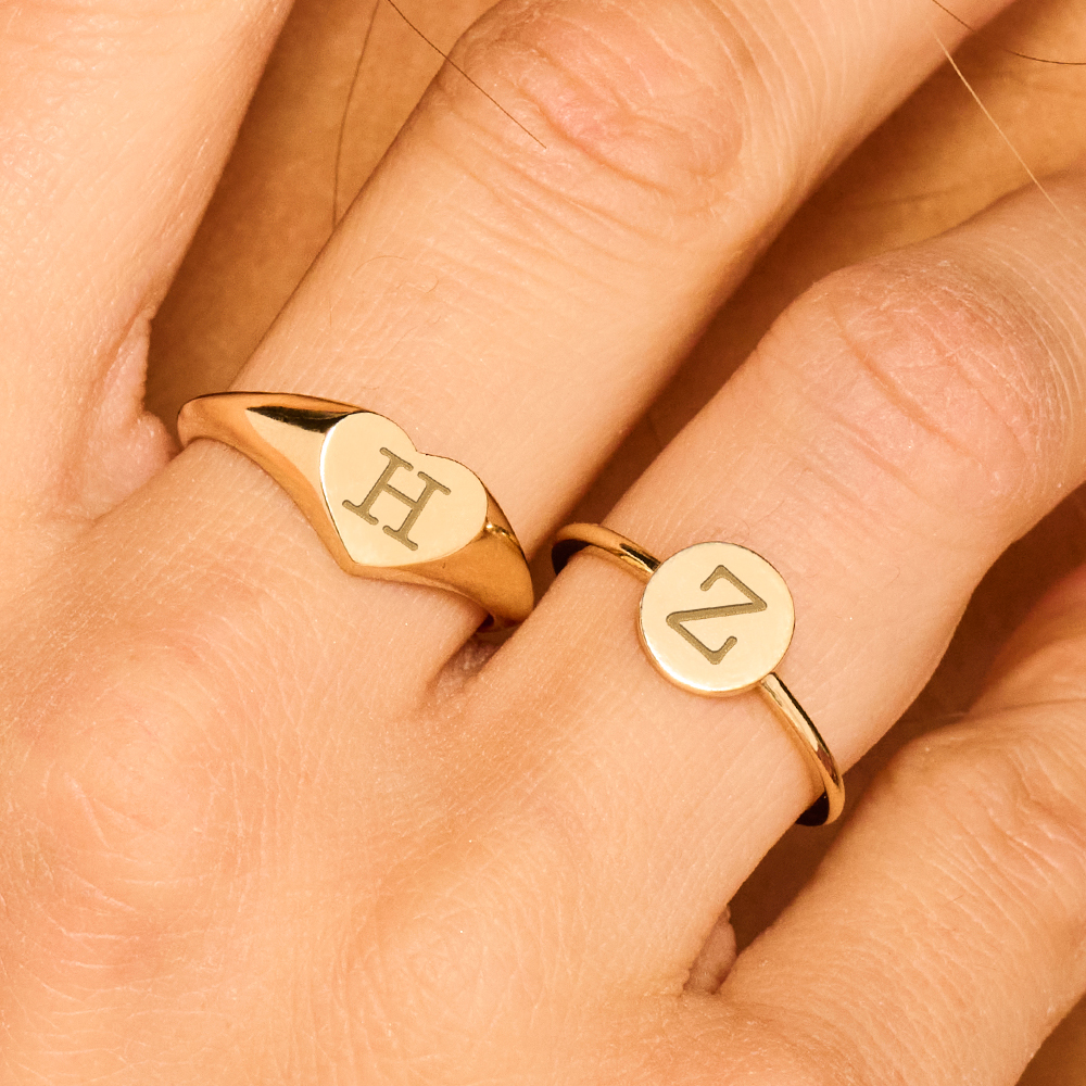 Gouden ring met initialen in een rondje