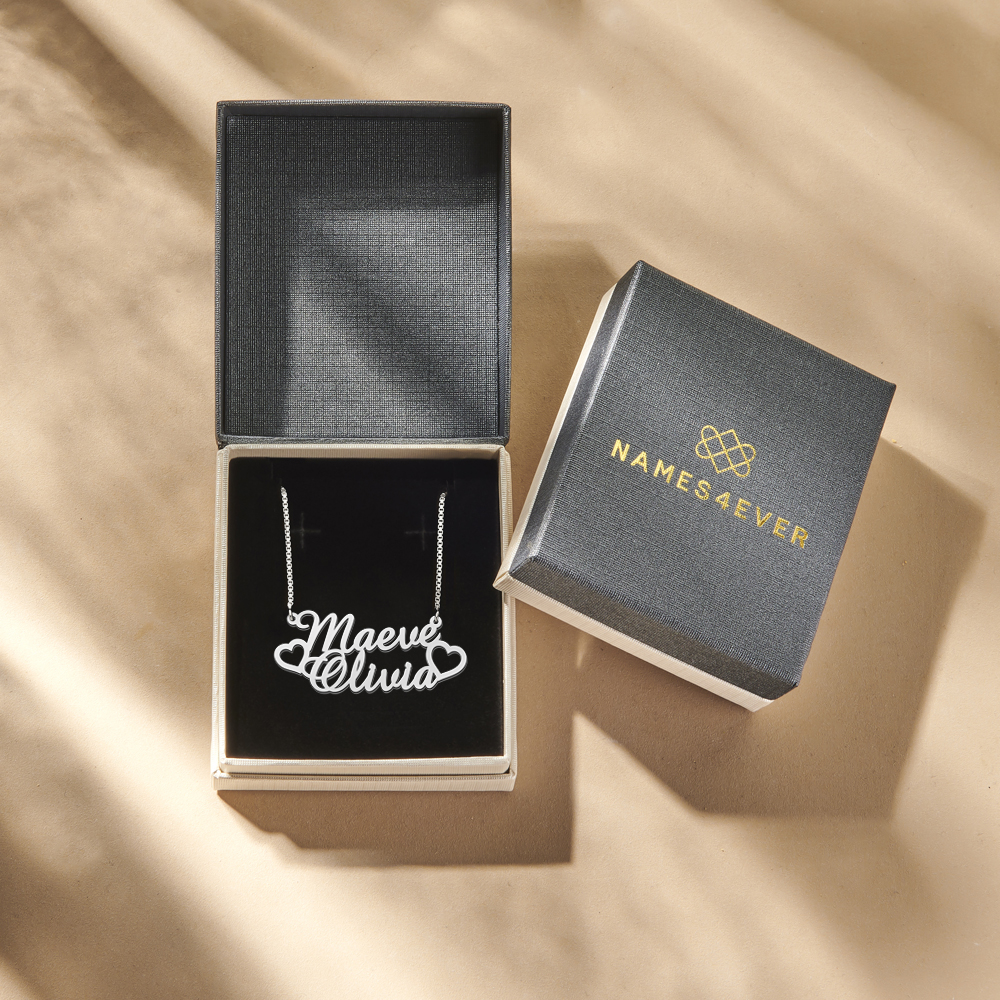 Zilveren dubbele naamketting Maeve en Olivia met harten