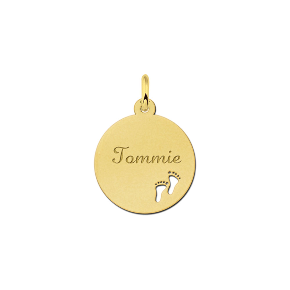 Vergulde hanger met naam en babyvoetjes