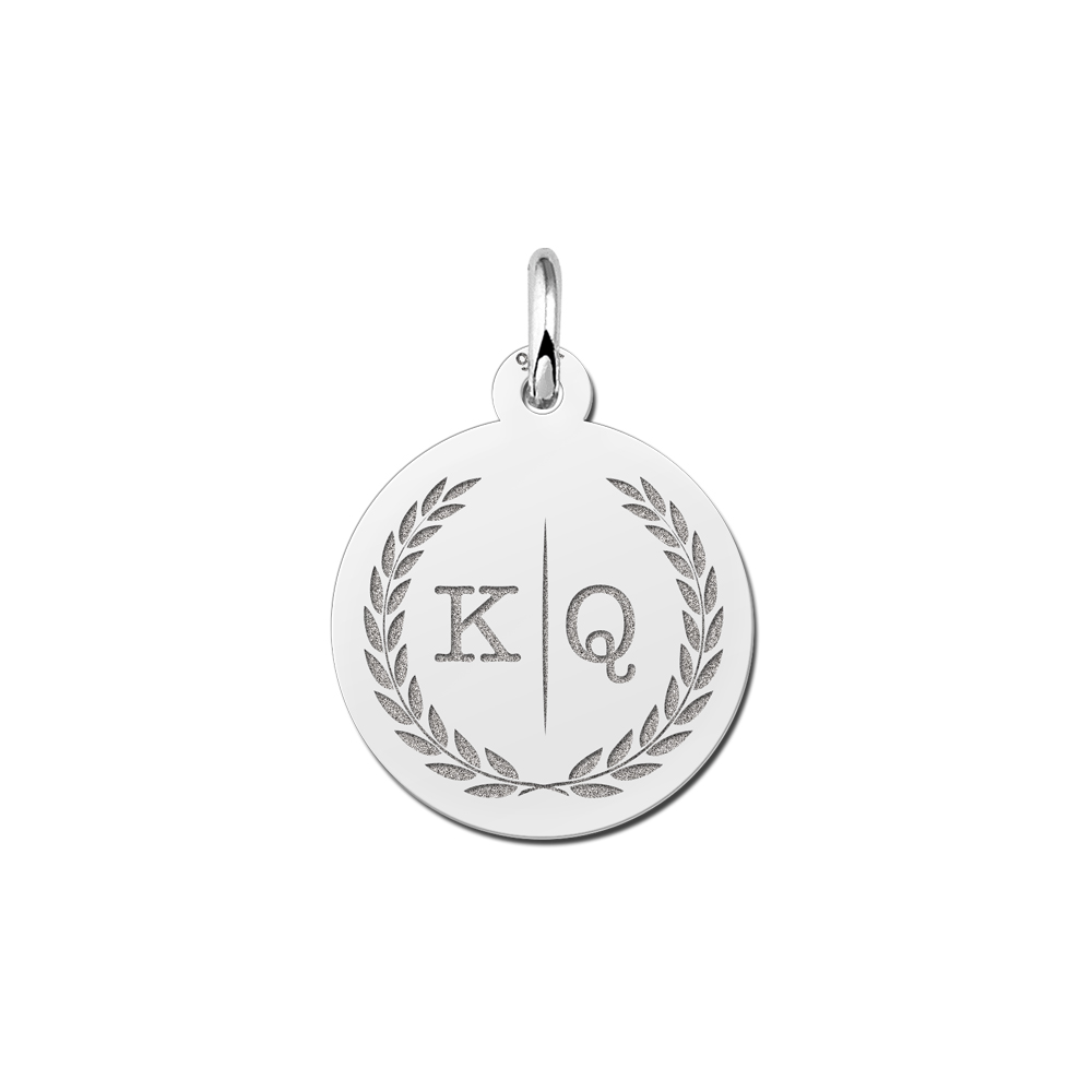 Zilveren ketting met twee initialen en krans