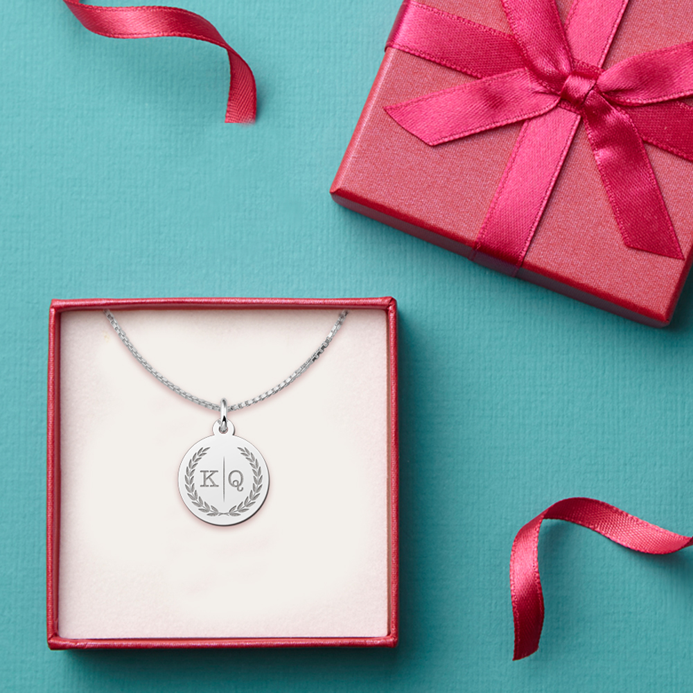 Zilveren ketting met twee initialen en krans