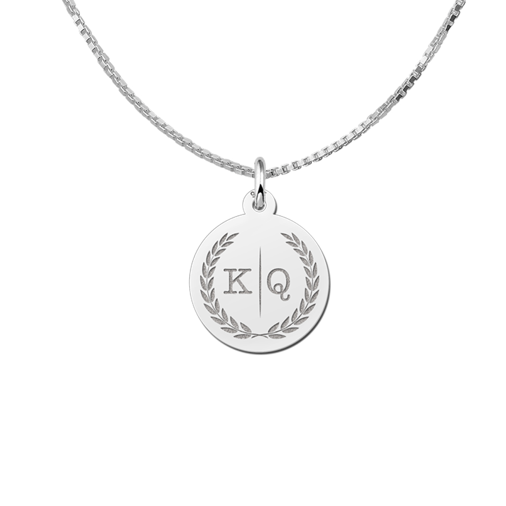 Zilveren ketting met twee initialen en krans