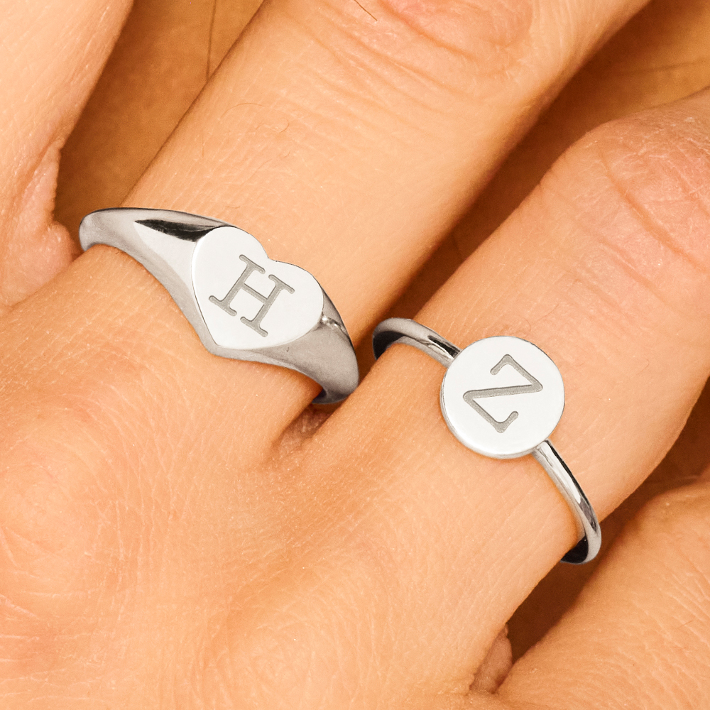 Zilveren ring met initialen in een rondje