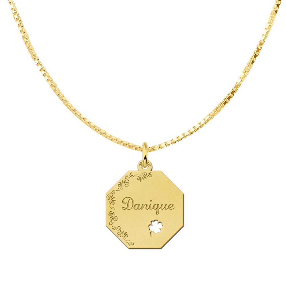 Gouden achthoekige hanger met sierlijke gravure, naamgravure en klavertje vier